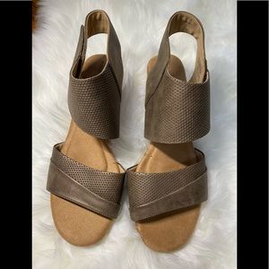 Rockport Calia sandals Tan size 8.5.